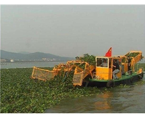 湖面割草船